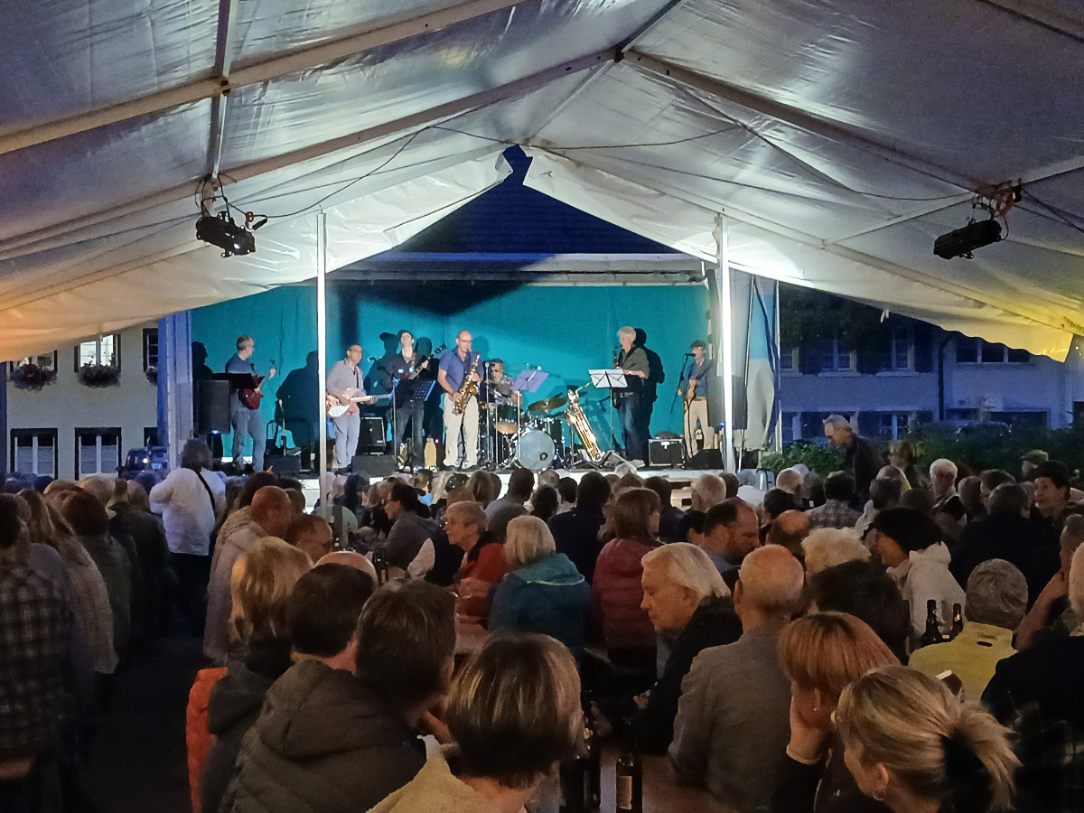 Rock bim Schloss 2024: Publikum und Rocksack.