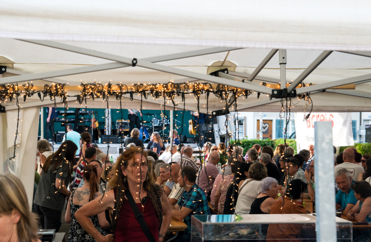 Blick von der Bar auf die Bühne.